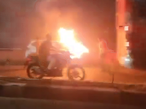 Burning car ran without driver in Jaipur again, VIDEO: 7 people were on board, they got out of the car when the car suddenly caught fire and saved their lives