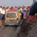 The ‘lucky’ car was buried instead of being given to scrap: The owner gave it a farewell with feast and rituals, spent Rs 4 lakh; incident from Gujarat