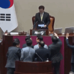 Ruckus in South Korea’s parliament, MPs grabbed the collars: 3 presidents in 14 days in the country, 2 presidents removed by impeachment after emergency