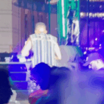 AP Dhillon narrowly escaped falling in the concert: Dedicated the song to Malaika after hugging her on stage, said- you are my childhood love