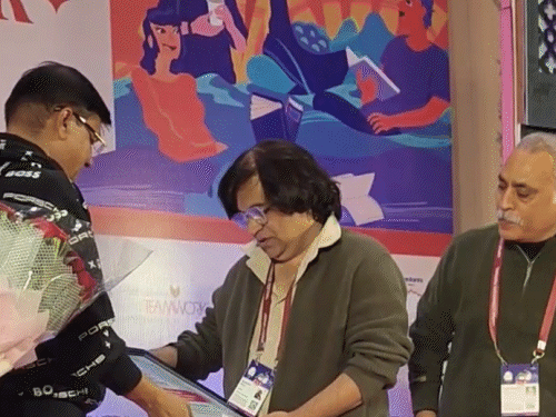 Dainik Bhaskar Dwarka Prasad Agarwal Award for Swanand Kirkire: Lyricist who wrote ‘All is Well’ said- I did not set out to become anything, I just kept becoming
