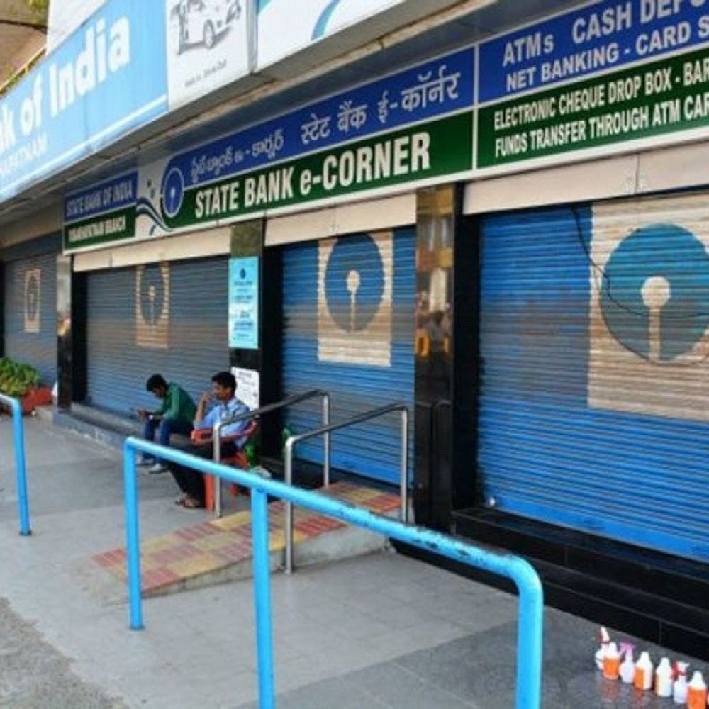 Banks will remain closed for 12 days in May: Apart from 4 Sundays and 2 Saturdays, banks will remain closed for 6 days at different places