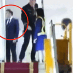 French President’s wife pushed him by holding his face: Macron felt uncomfortable, got off the plane with her after a while; both of them arrived on a tour to Vietnam