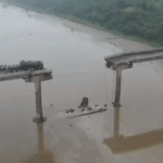 Bridge collapsed in Gujarat, moving vehicles fell into the river VIDEO: 13 people died, 8 rescued; South Gujarat lost contact with Saurashtra