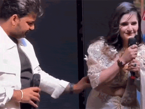 Actress Anjali Raghav left Bhojpuri industry: said- I got angry and cried; singer Pawan Singh touched me inappropriately on stage