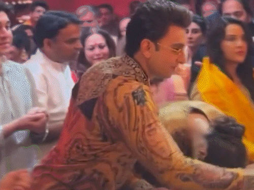 Celebrities attended Ambani family’s Ganesh Utsav: Shahrukh hugged Nita Ambani, Ranveer appeared with wife Deepika in a new look