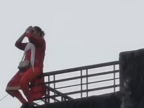 Social worker committed suicide by jumping from the 7th floor VIDEO: She had started a movement to stop DJ in Maharashtra, reason for suicide is not clear