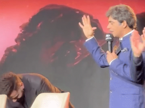 Virat Kohli grabbed his ribs after watching Sunil Grover’s mimicry: The cricketer couldn’t stop laughing at Kapil Dev’s imitation; watch the video.