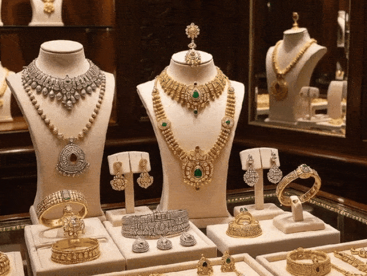 After rising for five days, silver prices fell by ₹3,111: one kg cost ₹2.32 lakh; gold also fell by ₹2,182 to ₹1.35 lakh.