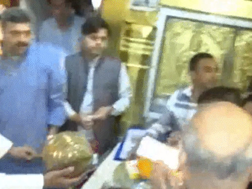 Kejriwal offered prayers at the Hanuman Temple in Connaught Place; Manish Sisodia and Sanjay Singh were also present; yesterday he was acquitted in the Delhi liquor policy case.