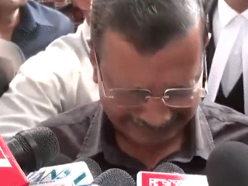 PHOTO-VIDEO: Kejriwal wept after being acquitted in the liquor policy case. His wife and daughter showered him with flowers when he arrived home. Sunita became emotional after hugging her husband.