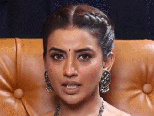 Akshara lashed out at Pawan Singh, saying, “He’s hitting on me ten times. Will he stick with me for the rest of his life?” Khesari did wrong to Kajal.