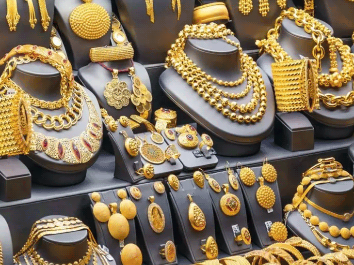 Silver fell by ₹4,750 to ₹2.61 per kg; Gold fell by ₹986 to ₹1.59 lakh. See gold rates by carat.