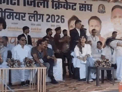 People clashed with the police to see Shilpa Shetty: they climbed onto the stage, scuffled, and entered the field during the match.